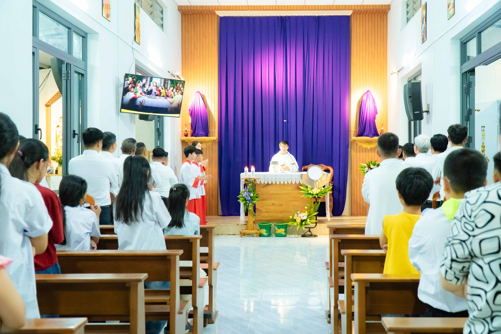 Giáo Điểm Uyên Hưng Cử Hành Thánh Lễ Tiệc Ly – Khai Mạc Tam Nhật Thánh